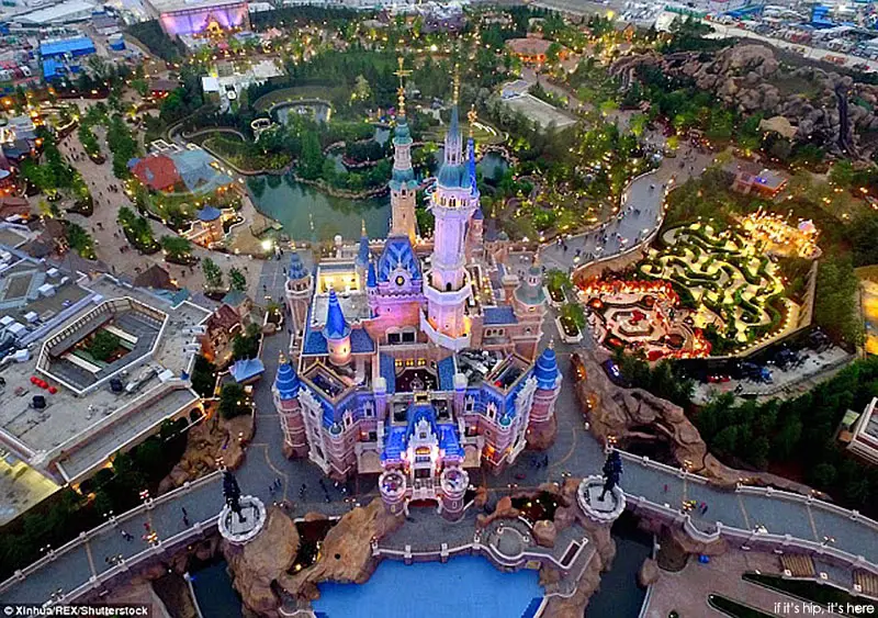 Photos of Shanghai Disneyland Attractions and Art