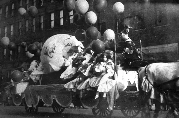 A parade float from the Macy's 1926 Thanksgiving Day Parade