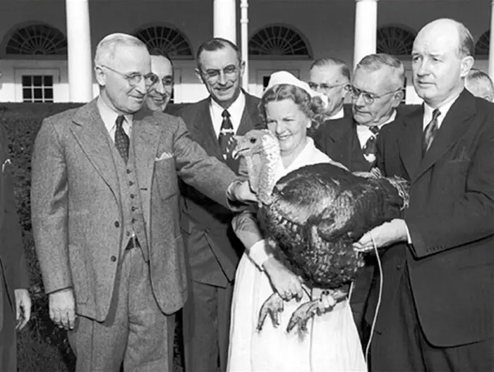 president harry s truman pardoning a turkey