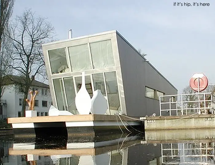 Read more about the article The Silver Fish Floating Home With Interior by Confused Direction