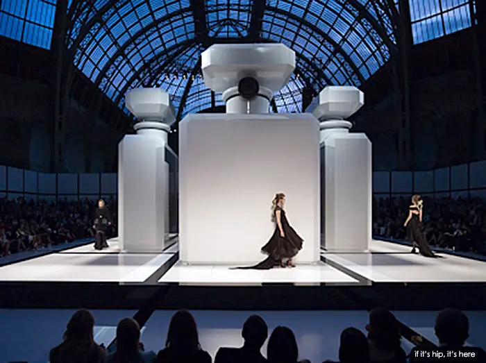 Read more about the article The CHANEL Fall 2009/2010 Haute Couture Collection Debut At the Grand Palais