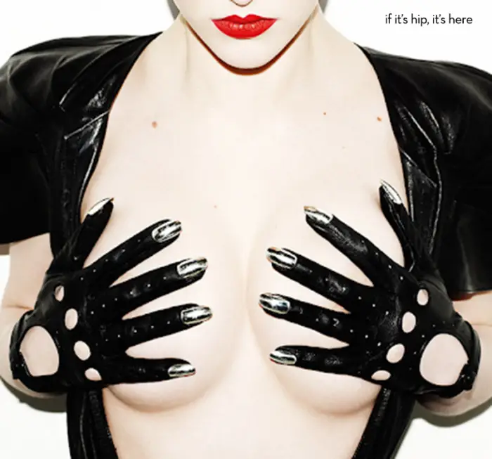 Read more about the article Leather Gloves With A Metal Manicure From Dominic Jones