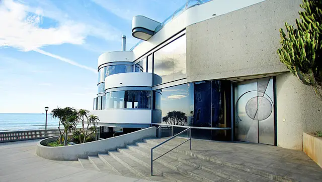 Read more about the article Ray Kappe Beach Front Home On the Market For $13.5 Million