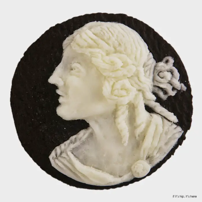 Read more about the article Oreo Cream Centers Carved Into Cameos. Don’t Dunk These In Milk!