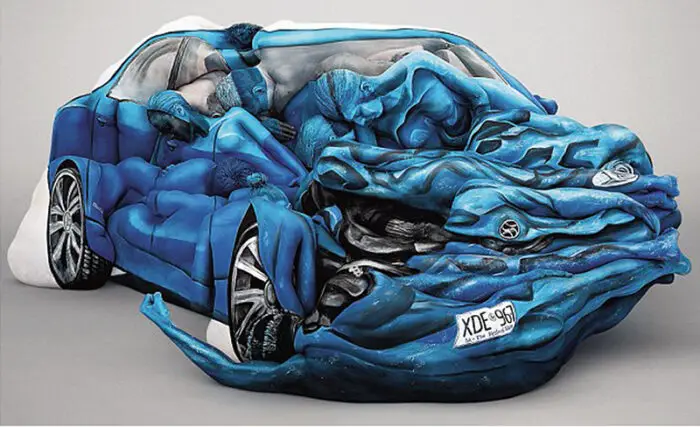 Read more about the article Some Serious Bodywork. Car Wreck Made Of 17 Painted Bodies by Emma Hack For Anti-Speeding Ad (and A Look Behind the Scenes).