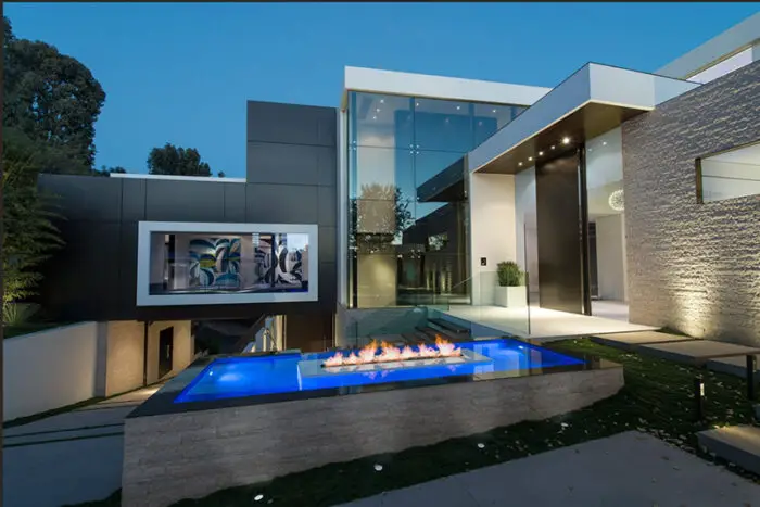 Read more about the article PART ONE: Modern Mansion With Wrap Around Pool and Glass-Walled Garage For $36 Million. (36 Pics)