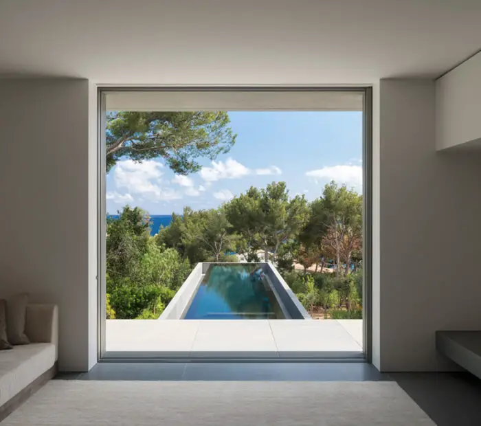 Read more about the article Modern, Minimalist Picornell House With Dramatic Swimming Pool by John Pawson.