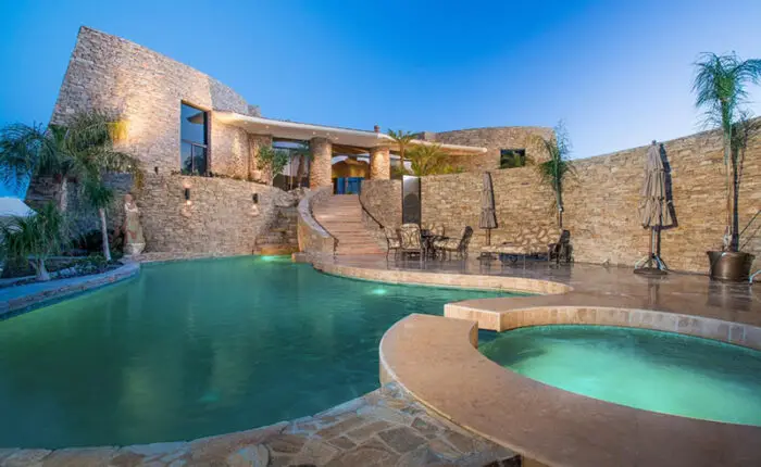 Read more about the article ‘La Piedra’ House of 700 Tons of Hand-cut and Placed Quartz Stone With Incredible Pool