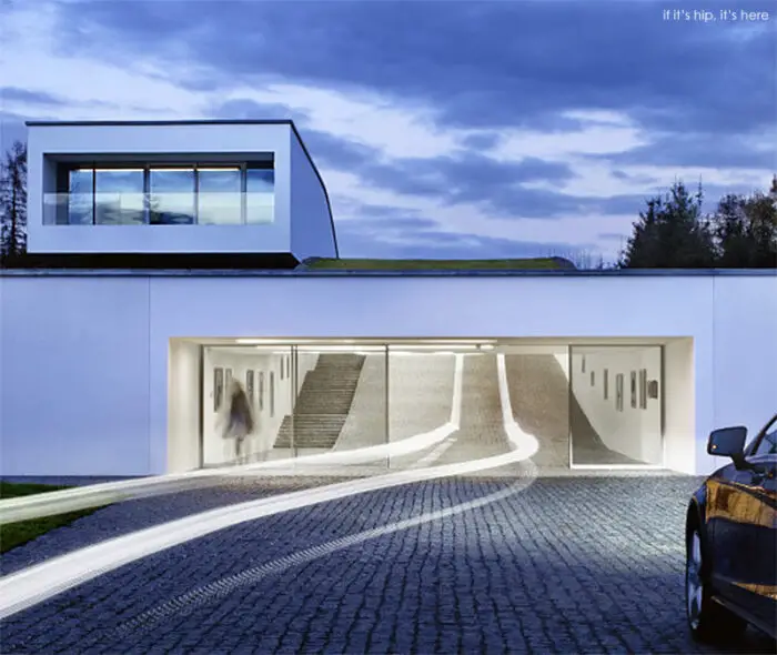 Read more about the article A Home Whose Driveway Is Functional Indoor Space: The Autofamily House.