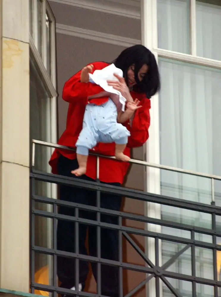 michael-jackson-dangling baby berlin-2002