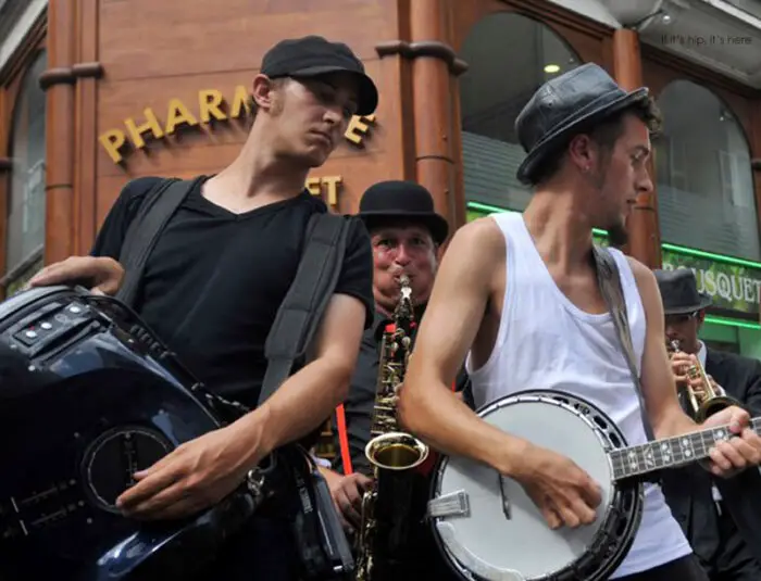 Scratchophone-Jazz-Combo-on street