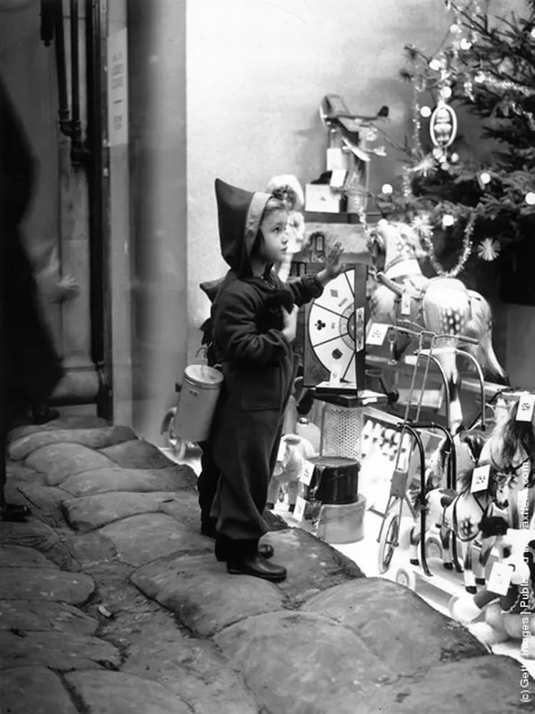Young shopper, 1939 London