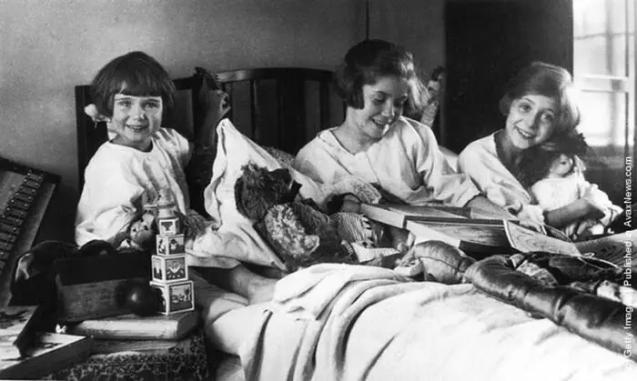 3 girls with presents christmas, 1925
