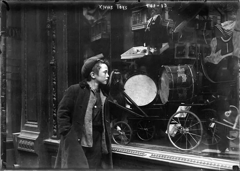 early 1900s window shopping for christmas toys