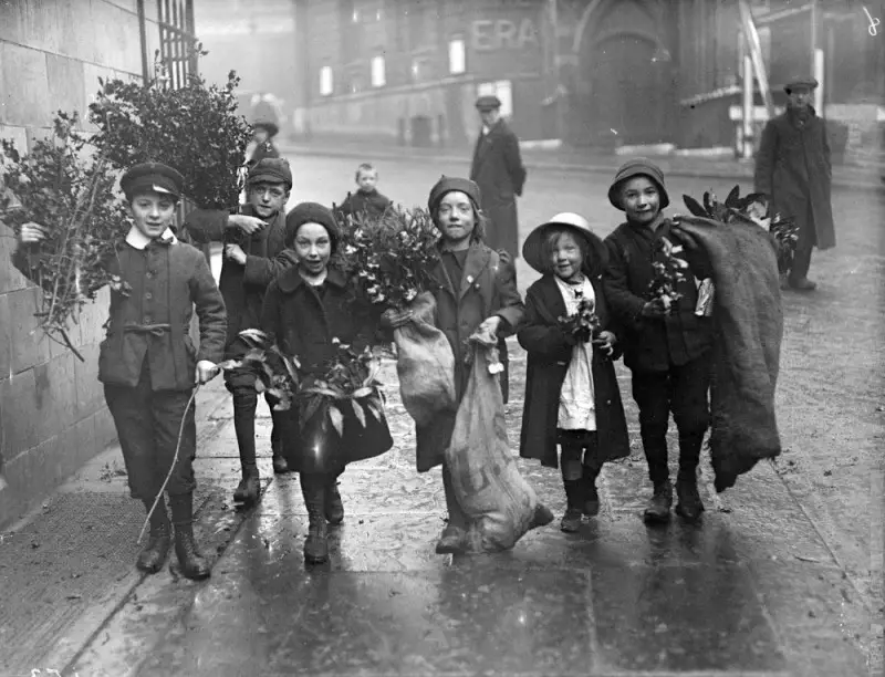 young children with holly and mistletoe, 1915