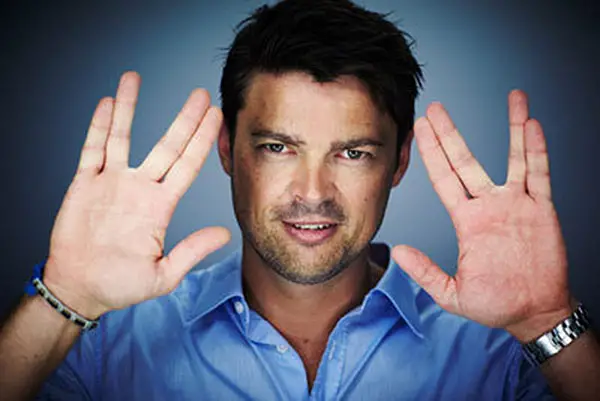 karl Urban Vulcan Salute