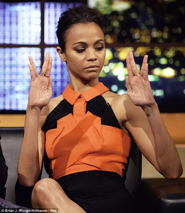 zoe saldana vulcan salute