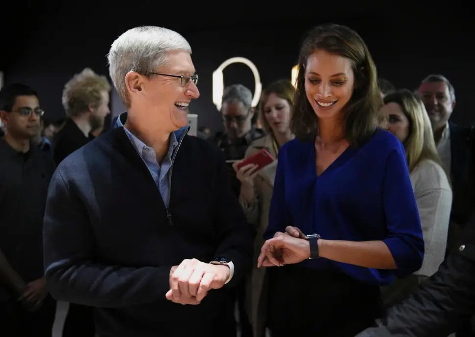 tim cook and christy turlington apple-watch