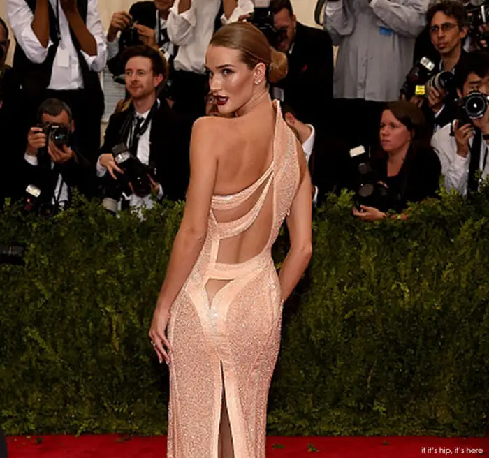 Rosie Huntington-Whiteley in Versace Atelier at the 2015 Met Gala3