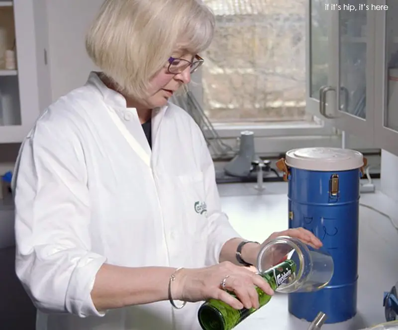 carlsberg-beer-being-poured