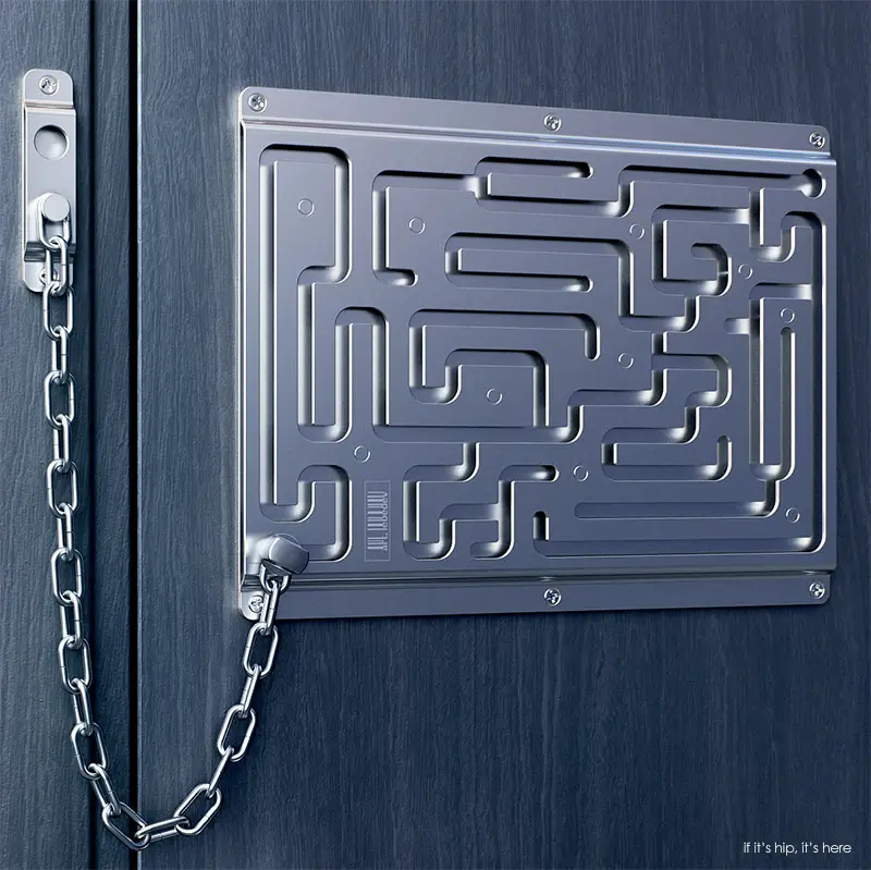 defendius metal door chain hero alt IIHIH