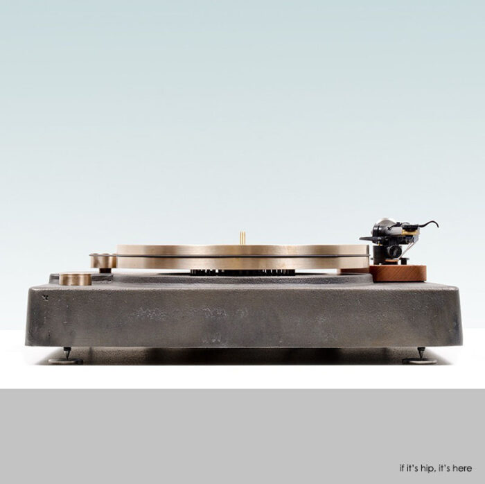Read more about the article Cast Iron and Bronze Turntable is Heavy Metal for Your Vinyl.