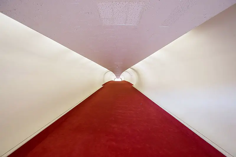 15-twa-terminal red carpeted hallway