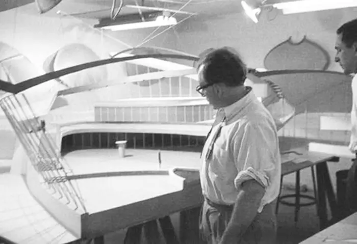 saarinen inspects model of twa-terminal