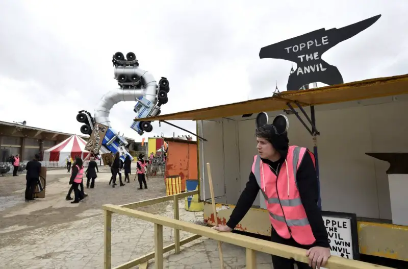 topple the anvil at Dismaland