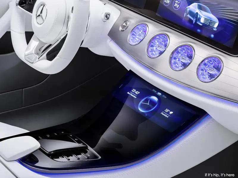 Mercedes-Benz “Concept IAA” dash