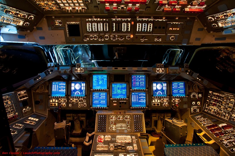 Endeavour_flight_deck_3