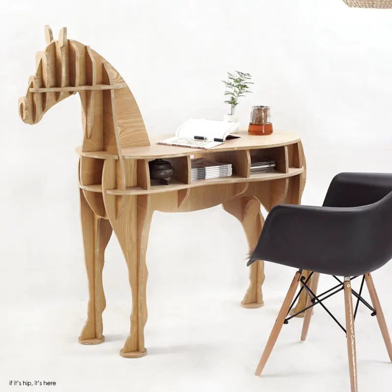 Horse desk IIHIH