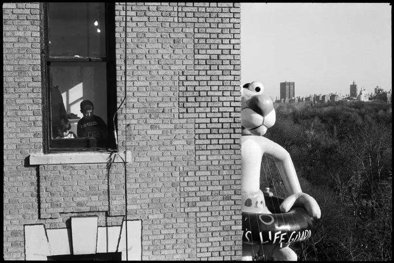 Elliott Erwitt, 1988, New York City. Macy's Thanksgiving Day Parade.