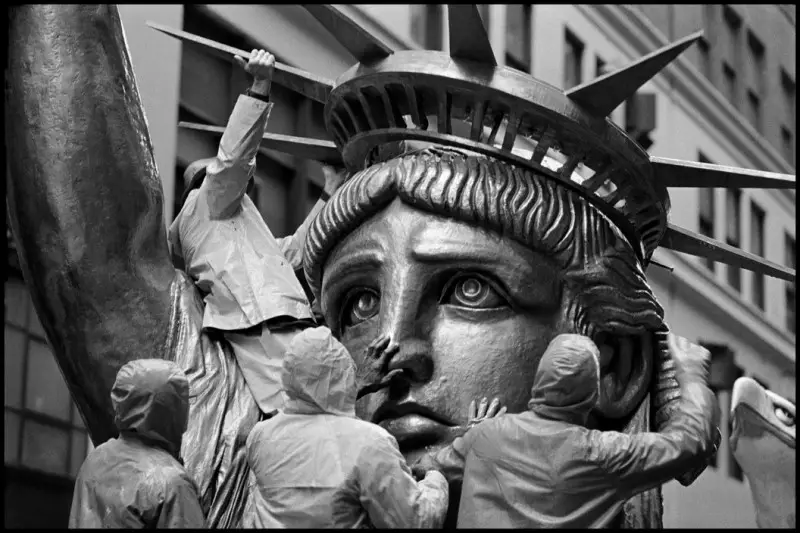 Philip Jones Griffith, 1986. Macy's Thanksgiving Day Parade. NYC