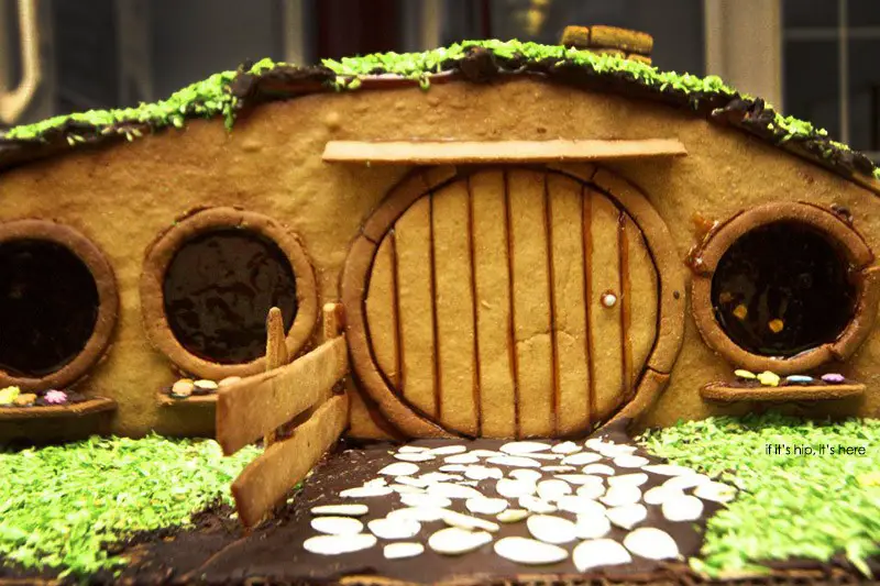 Hobbit house of gingerbread detail