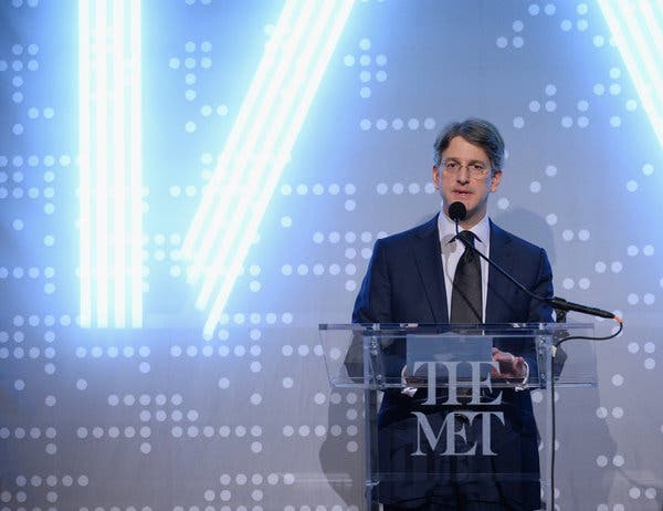 Thomas P. Campbell at a podium displaying the Metropolitan Museum of Art’s new logo.