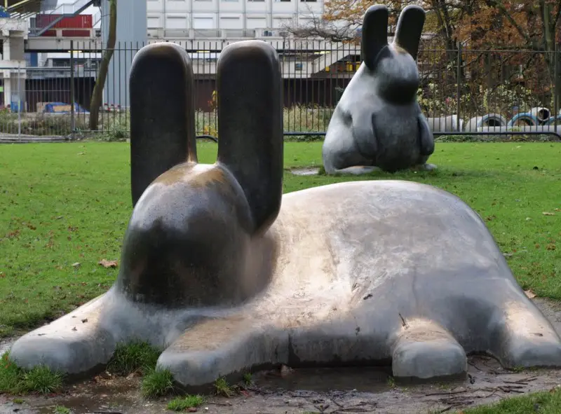 2 Rabbits, Bronze, photo by Hans R. van der Woude