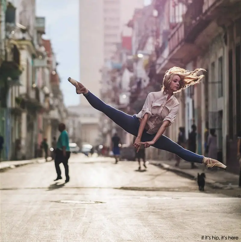 Read more about the article Taught By Marcel Marceau, Omar Robles Photographs Dancers In the Streets.