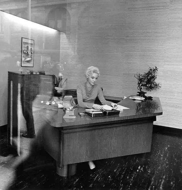 Diane Arbus, Blonde receptionist behind a picture window, N.Y.C., 1962