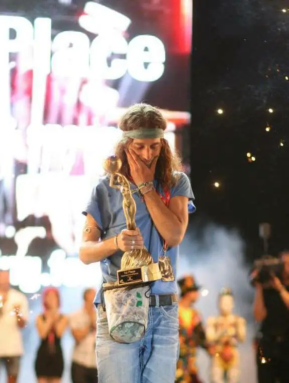 Johannes with his winning trophy for being named Bodypainting World champion in 2012 (Photo by Michael Müller)