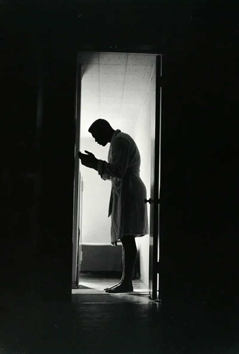 Gordon Parks, Ali praying in London, 1966