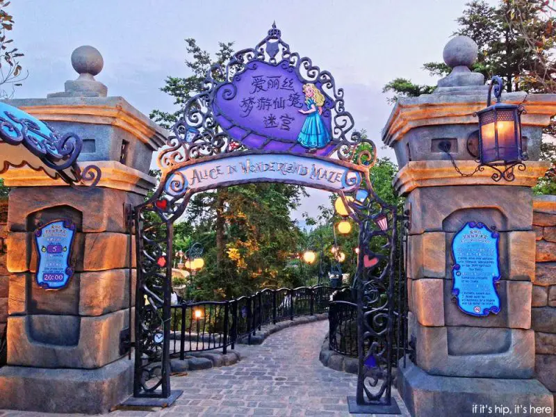 disneyland shanghai alice in wonderland 