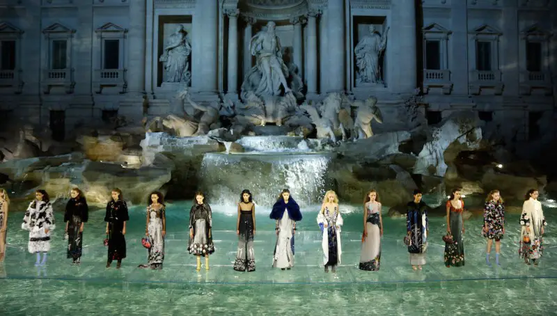 Fendi-models-walk-on-trevi-fountain