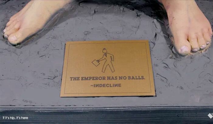 the emperor has no balls Donald Trump statues indecline on IIIHIH