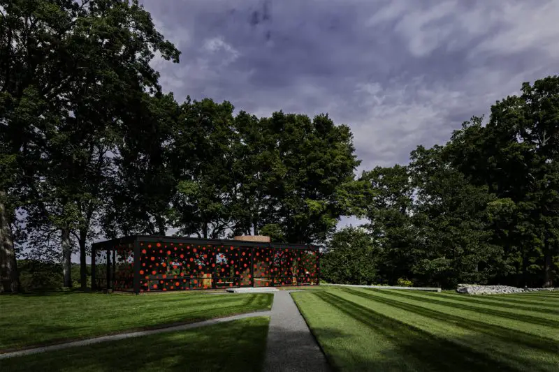 yayoi kusama dots on glass house