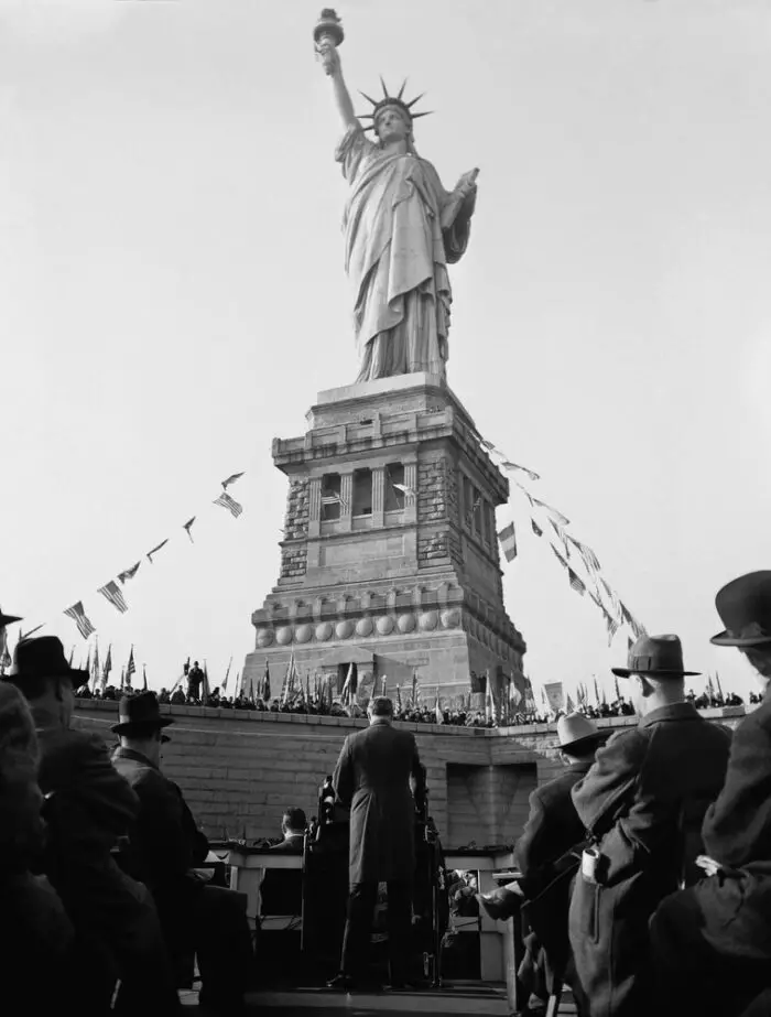 936 photo of President Franklin D. Roosevelt speaking at the 50th anniversary of the statue is often misrepresented as the 1886 dedication ceremony: