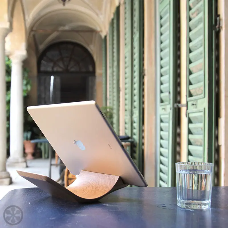 YOHANN iPad stand in Oak