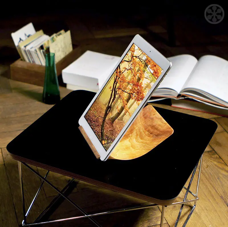 YOHANN ipad stand in Oak