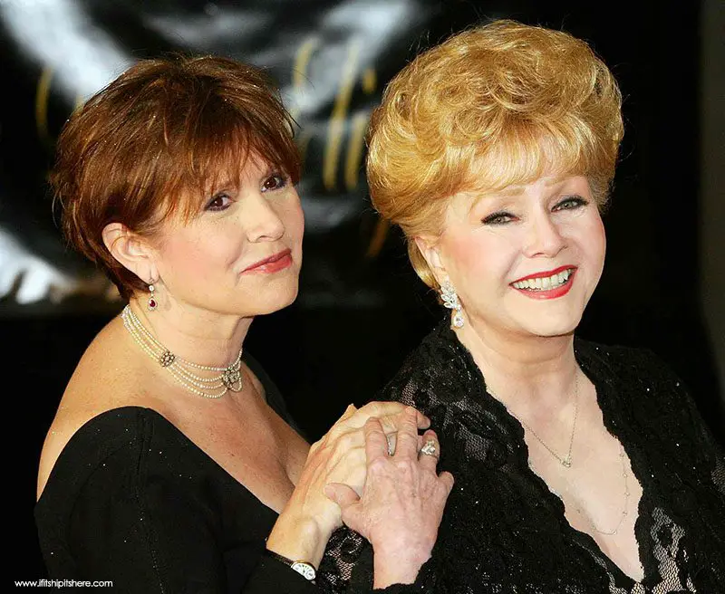 Carrie with her mother, Debbie Reynolds, in 2007