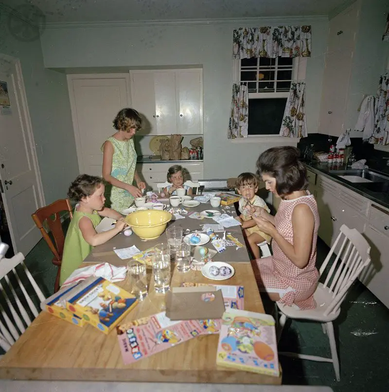 The Kennedy family dying Easter Eggs in Palm Beach, 1963, photo: Cecil Stoughton.